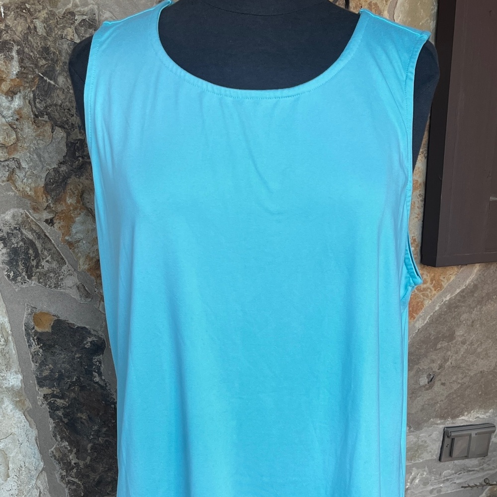 Enlighten Women’s Aqua Athletic Top with keyhole back - Size XL